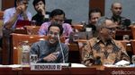 Ekspresi Mendikbud Nadiem Saat Dapat Pantun dari Ketua Komisi X