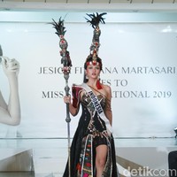 Dan inilah kostum nasional yang akan dibawakan Jesica dalam ajang kecantikan Miss Supranatural 2019. Kostum dari Sumatera Utara yang bernama Boru ni Raja ini merupakan kostum karya desainer dari Jember Fashion Carnaval. Boru ni Raja merupakan sosok yang senantiasa menjaga martabat dan kehormatannya. Topinya terinspirasi dari Naga Morsarang, yaitu benda peninggalan nenek moyang suku Batak Toba yang dianggap keramat. Terbuat dari tanduk kerbau dan kayu yang digunakan sebagai wadah sesajen pada saat ritual. Foto: abduh/Wolipop