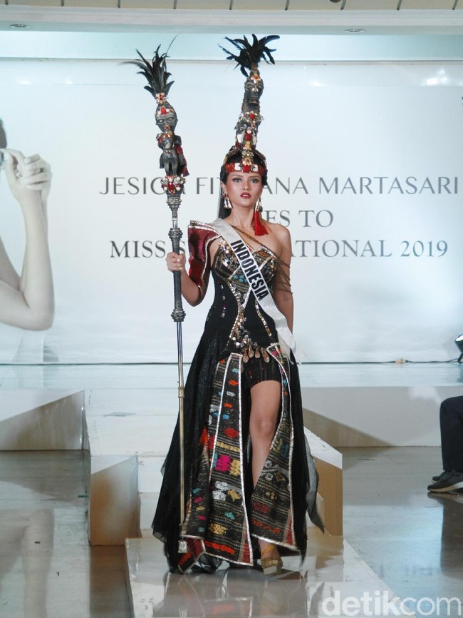 Dan inilah kostum nasional yang akan dibawakan Jesica dalam ajang kecantikan Miss Supranatural 2019. Kostum dari Sumatera Utara yang bernama Boru ni Raja ini merupakan kostum karya desainer dari Jember Fashion Carnaval. Boru ni Raja merupakan sosok yang senantiasa menjaga martabat dan kehormatannya. Topinya terinspirasi dari Naga Morsarang, yaitu benda peninggalan nenek moyang suku Batak Toba yang dianggap keramat. Terbuat dari tanduk kerbau dan kayu yang digunakan sebagai wadah sesajen pada saat ritual. Foto: abduh/Wolipop