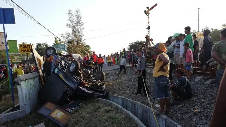 Pikap Tersambar KA Joglosemarkerto di Sragen, Satu Tewas Pikap Tersambar KA Joglosemarkerto di Sragen, Satu Tewas