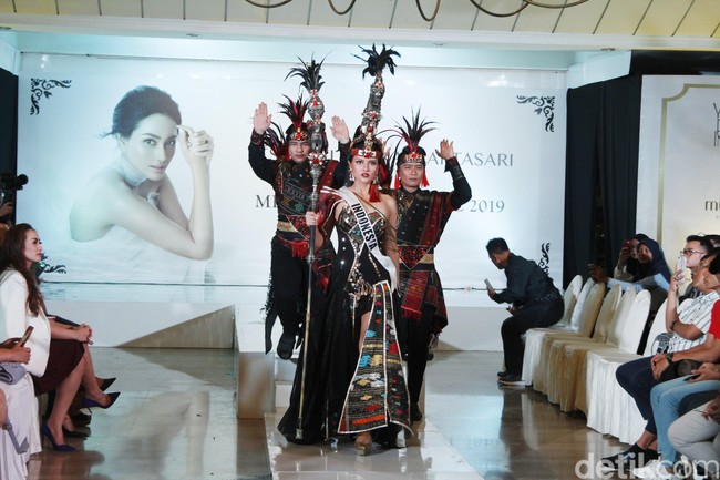 Kostum unik bernama The Precious, Boru ni Raja, ini bisa dipakai dalam dua model. Yang tadinya terlihat seperti mengenakan rok pendek, setelah bagian atasnya dilepaskan Jessica berubah penampilannya jadi memakai gaun panjang. Foto: Muhammad Abduh/Detikcom