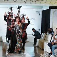 Kostum unik bernama The Precious, Boru ni Raja, ini bisa dipakai dalam dua model. Yang tadinya terlihat seperti mengenakan rok pendek, setelah bagian atasnya dilepaskan Jessica berubah penampilannya jadi memakai gaun panjang. Foto: Muhammad Abduh/Detikcom