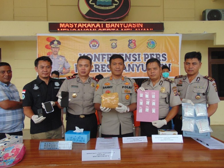 Polres Banyuasin Tangkap 4 Nelayan di Sungai Musi, Sabu 1,3 Kg Disita Polres Banyuasin Tangkap 4 Nelayan di Sungai Musi, Sabu 1,3 Kg Disita