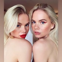 Mereka mengatakan bahwa karena terlalu mirip kerap dibilang aneh oleh orang lain. Namun keduanya tak peduli dan mersa bersyukur bisa selalu bersama.  Foto: Instagram @hoepertwins