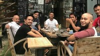 Kopi Zeen, adalah kedai kopi yang paling sering Ricky Zainal kunjungi bersama dengan teman-temannya. Setiap kali berkunjung ia selalu mengabadikan momen dengan berfoto. Foto: Instagram @rickyzainal