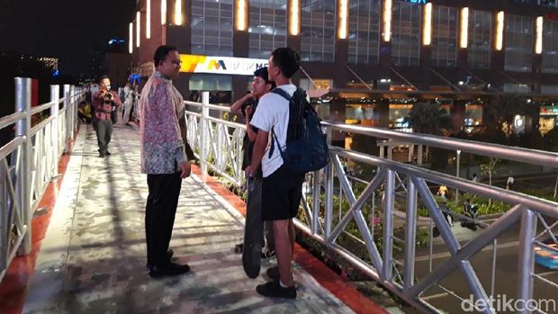 Datangi JPO Tanpa Atap di Sudirman, Anies Diajak Selfie Pejalan Kaki