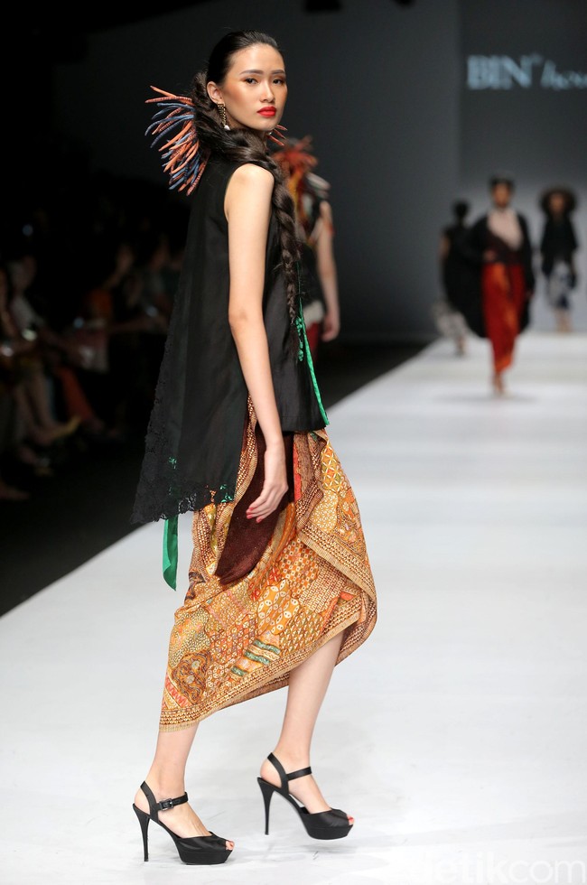 Obin meluncurkan koleksinya dalam fashion show bertajuk Rayuan Kain di Jakata Fashion Week 2020, Senayan City, Jakarta. Kamis [24/10/2019]. Foto: Rachman Haryanto/detikcom.