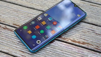 Mengusung layar AMOLED dan resolusi Full HD. Foto: Sina Mobile