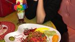 Pemotretan di Bali, Cantiknya Olivia Culpo Saat Makan Pizza dan Es Krim