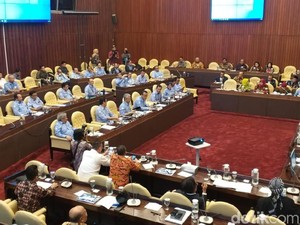 Rapat Perdana dengan Komisi IV DPR, Edhy Prabowo Salah Duduk