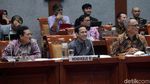 Ekspresi Mendikbud Nadiem Saat Dapat Pantun dari Ketua Komisi X