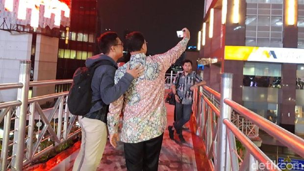 Cerita Warga Disapa Anies Saat Hendak Hunting Foto di JPO Tanpa Atap