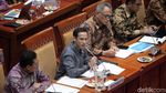Ekspresi Mendikbud Nadiem Saat Dapat Pantun dari Ketua Komisi X