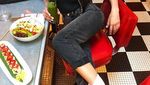 Pemotretan di Bali, Cantiknya Olivia Culpo Saat Makan Pizza dan Es Krim