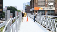 Hanya di antara pejalan kaki yang melintas, terselip barang satu dua orang yang mengeluarkan ponsel dan berhenti sejenak di atas JPO untuk mengabadikan panorama Jalan Sudirman dari atas JPO (Randy/detikcom)