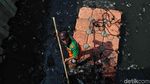 Semangat Petugas UPK Bersihkan Kali Item dari Sampah