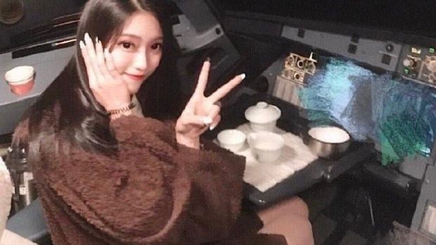 Viral Wanita Cantik di Kokpit, Petinggi Maskapai Kena Potong Gaji
