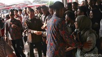 Kehadiran Jokowi pun menghebohkan pengunjung. Warga nampak berkumpul untuk bersalaman dengan Jokowi.