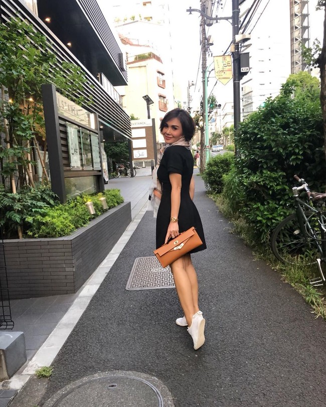 Seperti penampilannya saat bergaya memakai mini dress hitam dan sneakers ini, Yuni Shara yang yang tak terlihat seperti wanita berusia 47 tahun itu, melengkapi gayanya dengan clutch Hermes Kelly berharga ratusan juta rupiah. Foto: Dok. Instagram Yuni Shara
