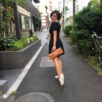 Seperti penampilannya saat bergaya memakai mini dress hitam dan sneakers ini, Yuni Shara yang yang tak terlihat seperti wanita berusia 47 tahun itu, melengkapi gayanya dengan clutch Hermes Kelly berharga ratusan juta rupiah. Foto: Dok. Instagram Yuni Shara