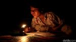 Lilin Temani Aktivitas Warga di Perbatasan Indonesia Kala Malam Tiba