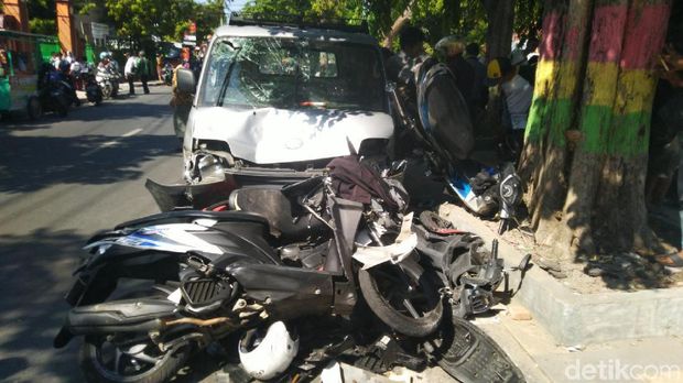 Pikap tabrak gerobak, tiga mobil dan lima motor di Semarang. 