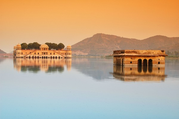 Jal Mahal didirikan pada pertengahan abad ke-18 oleh Maharaja Madho Singh I. Istana ini digunakan sebagai tempat singgah saat ia dan keluarga kerajaan pergi berburu (iStock) Jal Mahal didirikan pada pertengahan abad ke-18 oleh Maharaja Madho Singh I. Istana ini digunakan sebagai tempat singgah saat ia dan keluarga kerajaan pergi berburu (iStock)