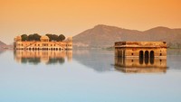 Jal Mahal didirikan pada pertengahan abad ke-18 oleh Maharaja Madho Singh I. Istana ini digunakan sebagai tempat singgah saat ia dan keluarga kerajaan pergi berburu (iStock)