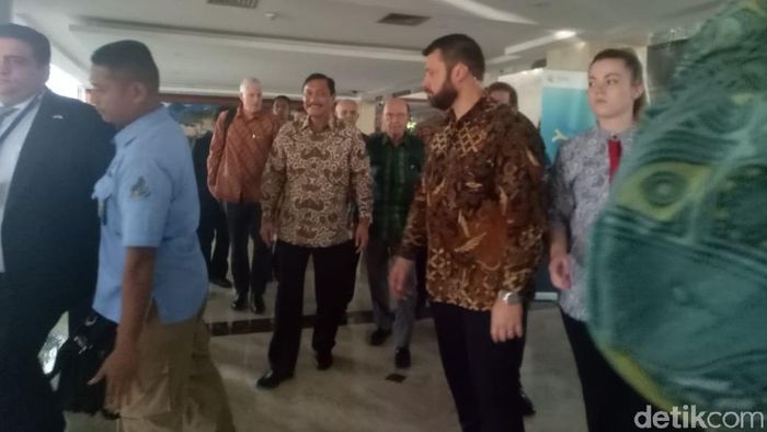 Foto: Menko Maritim Luhut Binsar Pandjaitan bertemu Menteri Perdagangan AS Wilbur Ross (Anisa Indraini/detikFinance) Foto: Menko Maritim Luhut Binsar Pandjaitan bertemu Menteri Perdagangan AS Wilbur Ross (Anisa Indraini/detikFinance)