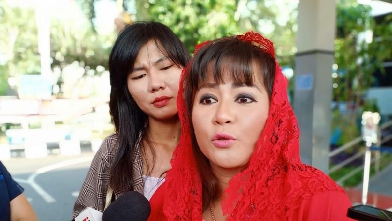 Polisi Periksa Dewi Tanjung soal Aduan Rekayasa Penyiraman Novel Baswedan Polisi Periksa Dewi Tanjung soal Aduan Rekayasa Penyiraman Novel Baswedan