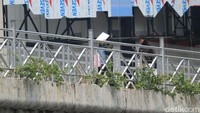 Ada yang sesekali mengeluarkan kamera untuk memotret panorama sekitar, tapi tak sedikit juga yang buru-buru melintasi JPO itu untuk menyeberang (Randy/detikcom)