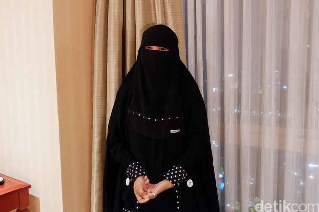 Sebelumnya Indadari juga pernah memiliki hubungan dekat dengan komedian Aming. Setelah bercerai, Indadari sempat kembali dengan Aming. Namun lagi-lagi tak berjodoh. Ia menikah dengan Caisar Aditya yang populer lewat joget di program acara Yuk Kita Sahur Transtv.  Foto: Gresnia Arela/Wolipop.