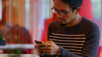 Berada di suatu kafe, Ricky Zainal tak mau ketinggalan untuk foto candid ala millennial yang kekinian. Foto: Instagram @rickyzainal
