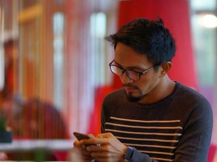 Intip Gaya Ngopi Ricky Zainal dalam Cerita #LayanganPutus