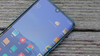 Di bagian atasnya terdapat notch tetesan air sebagai rumah bagi kamera selfie berukuran 32 MP dengan aperture f/2.0. Foto: Sina Mobile