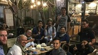 Di tengah-tengah kemarahan netizen, Rizky Zainal yang diceritakan sebagai Mas Arif punya cara sendiri untuk menenangkan dirinya. Salah satunya ngopi bersama teman-temannya, seperti pada momen ini. Foto: Instagram @rickyzainal