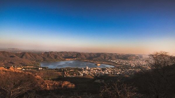 Dulu, India pernah mengalami kekeringan berkepanjangan dan akhirnya dilakukan perluasan terhadap Danau Man Sagar. Perluasan ini mencapai area berdirinya Jal Mahal dan menenggelamkan lebih dari separuh istana ini (iStock) Dulu, India pernah mengalami kekeringan berkepanjangan dan akhirnya dilakukan perluasan terhadap Danau Man Sagar. Perluasan ini mencapai area berdirinya Jal Mahal dan menenggelamkan lebih dari separuh istana ini (iStock)