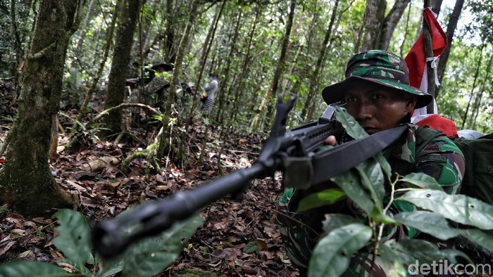 Prajurit TNI dari kesatuan Yonif Raider 600/Modang bersama Tentara Diraja Malaysia (TDM) melakukan patroli gabungan menembus hutan dan pegunungan kawasan perbatasan Krayan-Malaysia, Kabupaten Nunukan, Kalimantan Utara. Patroli gabungan tersebut dilakukan dengan tujuan memeriksa patok batas Indonesia -Malaysia serta menjaga keamanan wilayah teritorial.