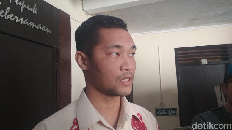 Perekam Kucing Dicekoki Ciu Kekeh yang Diminumkan Air Kelapa, Bukan Miras Perekam Kucing Dicekoki Ciu Kekeh yang Diminumkan Air Kelapa, Bukan Miras