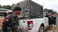 Selain memeriksa mobil, warga yang melintas juga harus menunjukkan kartu identitas untuk diperiksa dan di data oleh para prajurit gabungan tersebut.