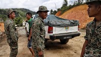 Sejumlah Prajurit RRD Malaysia nampak melakukan sweeping atau pemeriksaan mobil pada seorang warga yang melintasi kawasan Pos Gabma di Desa Long Midang, yang berada di perbatasan antara Indonesia dengan Malaysia.