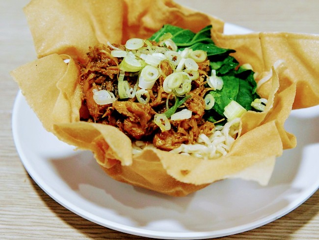 Pakai Mangkuk Pangsit, Mie Ayam Unik Tersedia di 5 Tempat Ini