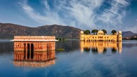 Hingga sekarang, hanya lantai bagian atas Jal Mahal yang terlihat muncul di permukaan danau dengan 4 lantai tenggelam di bawahnya. Wisatawan memang tidak diperbolehkan masuk ke istana, sehingga hanya bisa melihatnya dari pinggir danau (iStock)