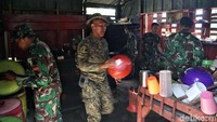Selain melakukan patroli dan sweeping secara berbarengan, mereka pun menghabiskan waktu bersama di kala senggang, seperti menikmati santap siang bersama atau bercengkerama sambil bermain gitar atau menonton televisi di kala malam tiba.