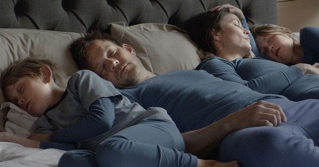 Orangtua mengorbankan waktu privasinya untuk berduaan demi bisa bersama anak-anak mereka. Setelah menikah dan memiliki anak, orangtuamu mungkin hampir tidak memiliki privasi dan waktu untuk berdua. Anak-anak akan selalu mengikuti kemanapun orangtuanya pergi, menanyakan banyak hal-hal, dan meminta untuk tidur bersama. Orangtua pastinya tidak akan menolak hal-hal tersebut dan akan menjawabnya dengan tersenyum. Foto: Brightside