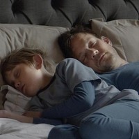 Orangtua mengorbankan waktu privasinya untuk berduaan demi bisa bersama anak-anak mereka. Setelah menikah dan memiliki anak, orangtuamu mungkin hampir tidak memiliki privasi dan waktu untuk berdua. Anak-anak akan selalu mengikuti kemanapun orangtuanya pergi, menanyakan banyak hal-hal, dan meminta untuk tidur bersama. Orangtua pastinya tidak akan menolak hal-hal tersebut dan akan menjawabnya dengan tersenyum. Foto: Brightside