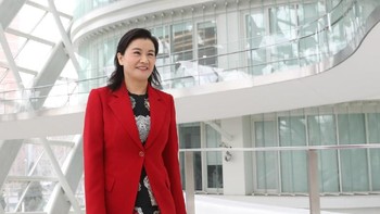 Zhou Qunfei adalah salah satu wanita terkaya di China berkat perusahaan yang didirikannya, Lens Technology. Masa kecilnya penuh sengsara. Umur 5 tahun, ibunya meninggal. Ayahnya, hampir tuna netra karena kecelakaan. Di rumah, Zhou membantu keluarganya membesarkan hewan ternak sebagai tambahan pendapatan. Jelang dewasa, ia pernah jadi buruh pabrik. Foto: Lens Technology