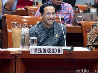 Ekspresi Mendikbud Nadiem Saat Dapat Pantun dari Ketua Komisi X