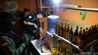 Petugas mendatangi kios jamu.
