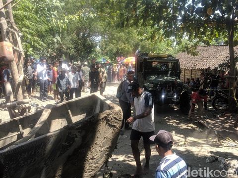 Mobil Jeep yang digunakan untuk mengangkat perahu baja/